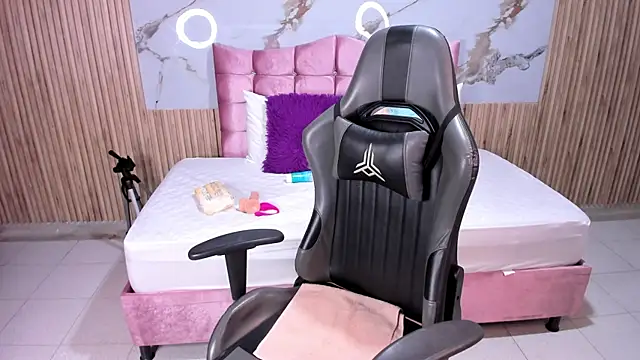 Nicolee19 online show from 7, 10, 2025