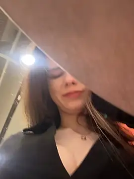 Snapshot of MilaBee chatting on 5, 2, 2026 MilaBee online show from 5, 2, 2026