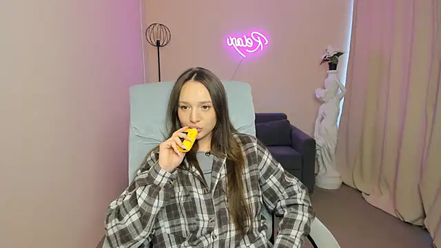 LynnaCurvin online show from 18, 3, 2025