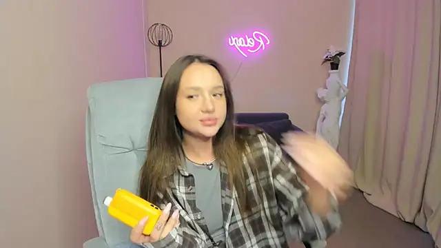 LynnaCurvin online show from 18, 3, 2025