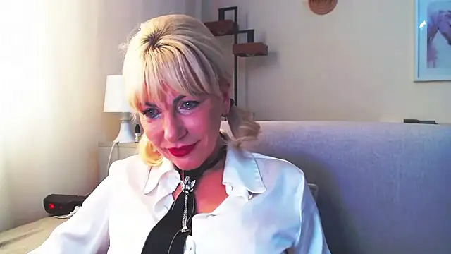 Snapshot of GabrielleTrue chatting on 2, 10, 2025 GabrielleTrue online show from 2, 10, 2025