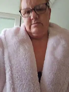 Snapshot of MissQueenBeex chatting on 5, 6, 2026 MissQueenBeex online show from 5, 6, 2026