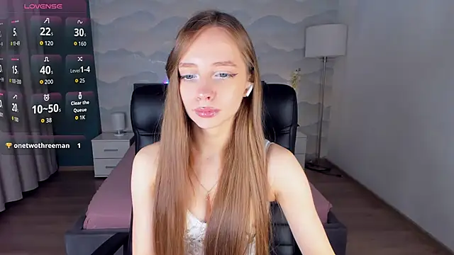 Amy Waynee online show from 8, 11, 2025