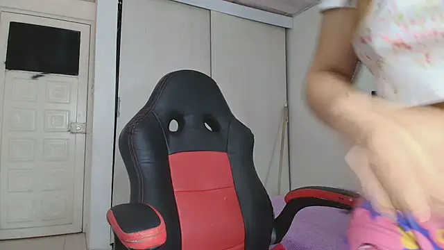 lovehotpink online show from 5, 11, 2025