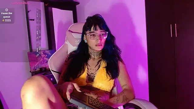 Snapshot of SharaRoss1 chatting on 14, 11, 2025 SharaRoss1 online show from 14, 11, 2025