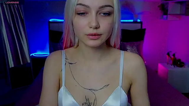 Snapshot of LinaLirian chatting on 15, 11, 2025 LinaLirian online show from 15, 11, 2025