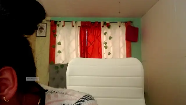Snapshot of vale_miel chatting on 3, 10, 2025 vale miel online show from 3, 10, 2025