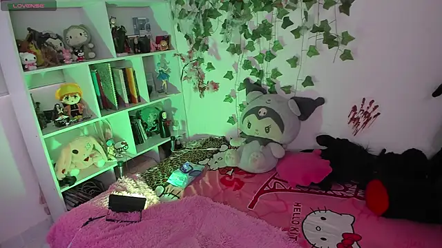 Snapshot of sarahminage_ chatting on 5, 12, 2025 sarahminage online show from 5, 12, 2025