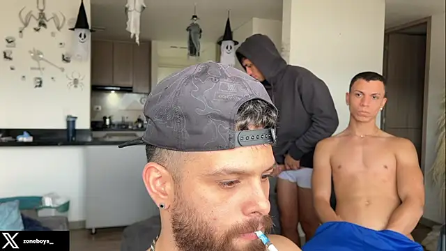 Snapshot of zoneboys chatting on 25, 10, 2025 zoneboys online show from 25, 10, 2025