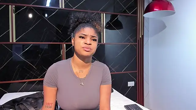 Snapshot of HannyThompson chatting on 5, 11, 2025 HannyThompson online show from 5, 11, 2025