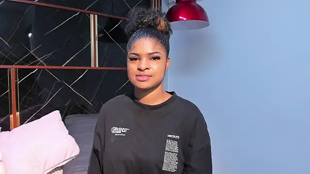 Snapshot of HannyThompson chatting on 18, 11, 2025 HannyThompson online show from 18, 11, 2025