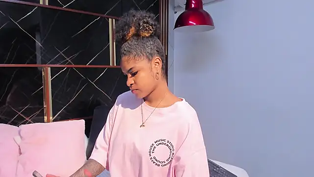 Snapshot of HannyThompson chatting on 19, 11, 2025 HannyThompson online show from 19, 11, 2025