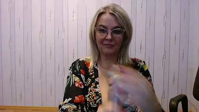 Snapshot of EleanoraDream chatting on 12, 10, 2025 EleanoraDream online show from 12, 10, 2025