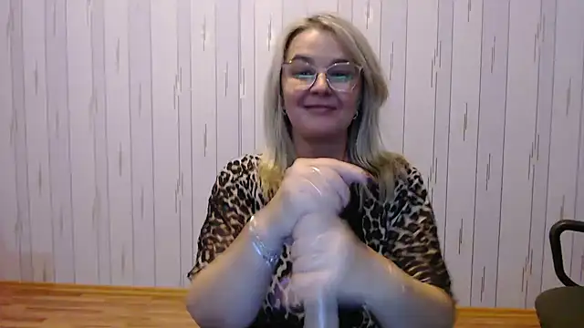 Snapshot of EleanoraDream chatting on 8, 11, 2025 EleanoraDream online show from 8, 11, 2025