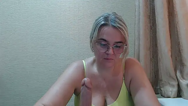 Snapshot of EleanoraDream chatting on 5, 7, 2026 EleanoraDream online show from 5, 7, 2026