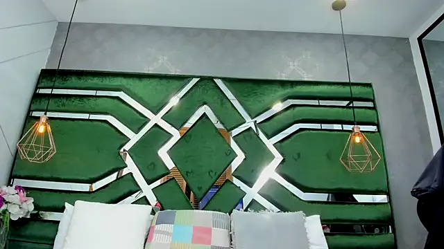 ThaliaCross online show from 4, 10, 2025