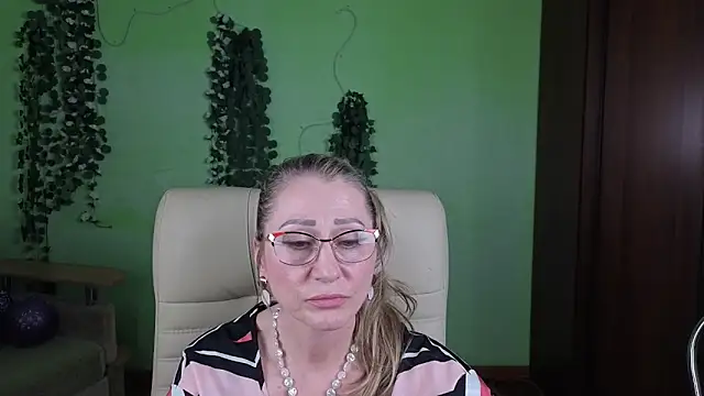 Snapshot of Habibi_Honeyy chatting on 22, 10, 2025 Habibi Honeyy online show from 22, 10, 2025