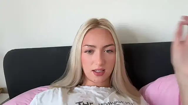 Snapshot of Kitty_Swetty chatting on 2, 10, 2025 Kitty Swetty online show from 2, 10, 2025