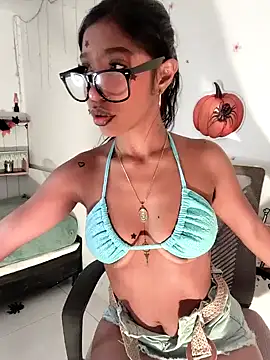 Snapshot of LeilaEbony chatting on 13, 10, 2025 LeilaEbony online show from 13, 10, 2025