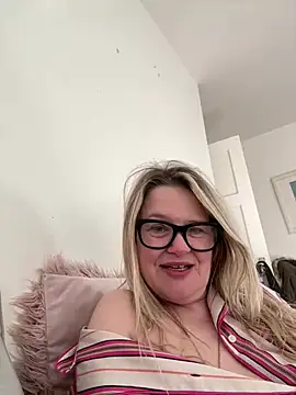 SuzieSub online show from 4, 3, 2026