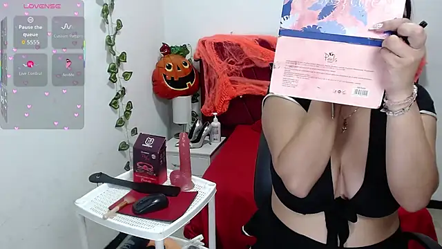 Snapshot of Julieta_curvy69 chatting on 14, 10, 2025 Julieta curvy69 online show from 14, 10, 2025
