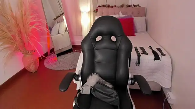 Lucie Harper online show from 5, 11, 2025