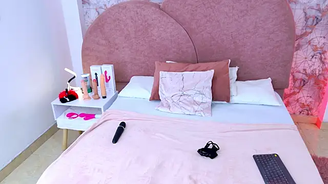 Snapshot of RavenGloomy chatting on 4, 11, 2025 RavenGloomy online show from 4, 11, 2025