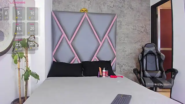 Snapshot of Quee_Sophine chatting on 16, 12, 2025 Quee Sophine online show from 16, 12, 2025