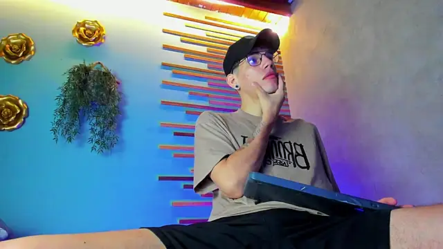 Snapshot of david_huge chatting on 24, 10, 2025 david huge online show from 24, 10, 2025