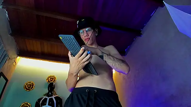 Snapshot of david_huge chatting on 5, 11, 2025 david huge online show from 5, 11, 2025