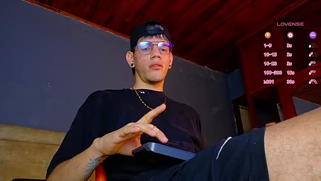 Snapshot of david_huge chatting on 16, 11, 2025 david huge online show from 16, 11, 2025