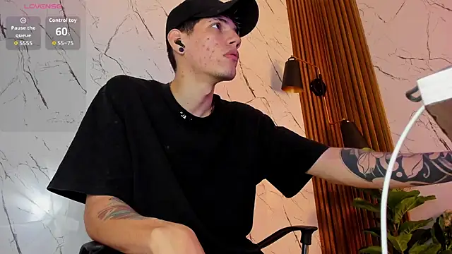 Snapshot of david_huge chatting on 24, 11, 2025 david huge online show from 24, 11, 2025