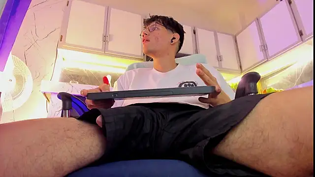 Snapshot of david_huge chatting on 29, 11, 2025 david huge online show from 29, 11, 2025