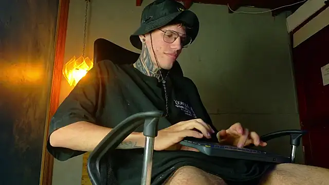 Snapshot of david_huge chatting on 8, 5, 2026 david huge online show from 8, 5, 2026