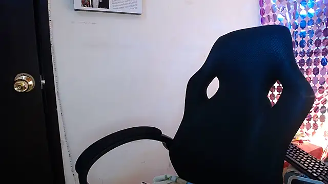 Snapshot of Nicol_V chatting on 23, 10, 2025 Nicol V online show from 23, 10, 2025