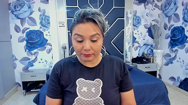 LatinaHoleQueen online show from 17, 9, 2025