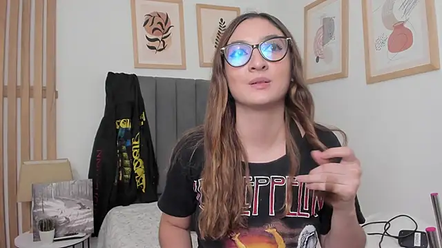 Snapshot of Alice_Dickinssonn chatting on 14, 12, 2025 Alice Dickinssonn online show from 14, 12, 2025