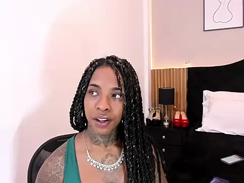 Snapshot of Pauline_Fox chatting on 24, 4, 2026 Pauline Fox online show from 24, 4, 2026