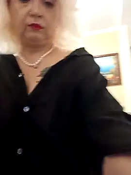 Snapshot of SquirtMilf00 chatting on 3, 3, 2025 SquirtMilf00 online show from 3, 3, 2025