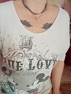 Snapshot of SquirtMilf00 chatting on 13, 9, 2025 SquirtMilf00 online show from 13, 9, 2025