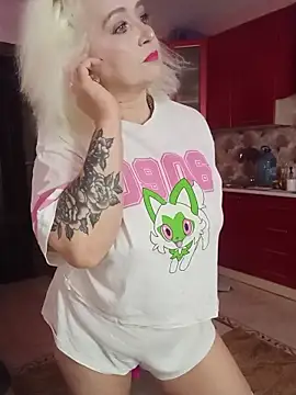 Snapshot of SquirtMilf00 chatting on 8, 10, 2025 SquirtMilf00 online show from 8, 10, 2025