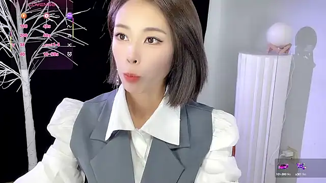 xiaoyue8888 online show from 4, 10, 2025