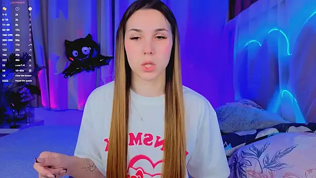 Snapshot of -CindyLou chatting on 23, 10, 2025 -CindyLou online show from 23, 10, 2025