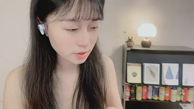 Snapshot of Onechestnut chatting on 17, 5, 2026 Onechestnut online show from 17, 5, 2026
