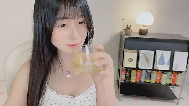 Snapshot of Onechestnut chatting on 18, 5, 2026 Onechestnut online show from 18, 5, 2026