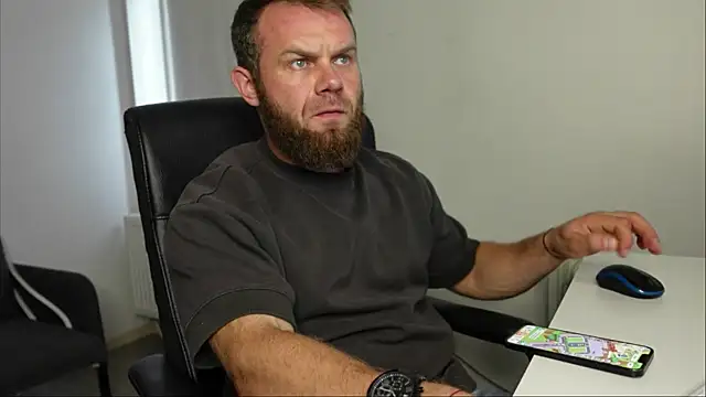 Snapshot of Stewart_Barnz chatting on 6, 10, 2025 Stewart Barnz online show from 6, 10, 2025