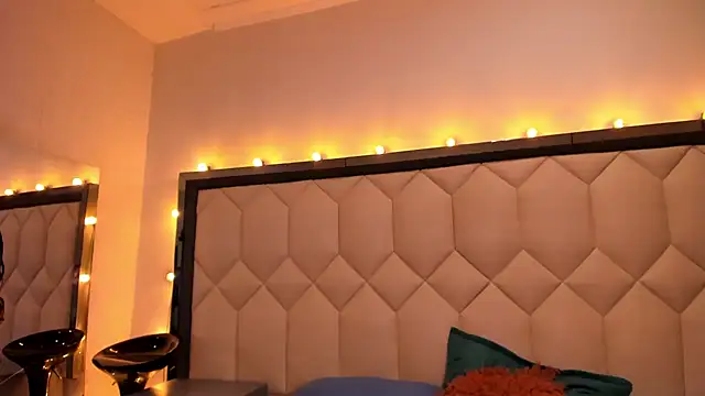 Scarletbigbug online show from 17, 9, 2025