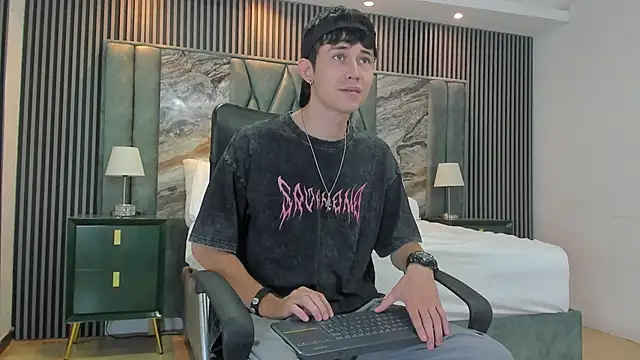 Snapshot of Michael_blue chatting on 28, 9, 2025 Michael blue online show from 28, 9, 2025