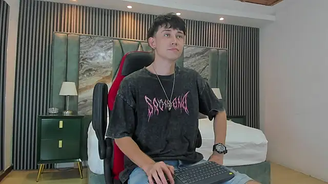 Snapshot of Michael_blue chatting on 9, 10, 2025 Michael blue online show from 9, 10, 2025