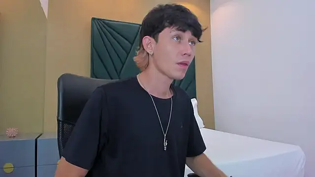 Snapshot of Michael_blue chatting on 17, 12, 2025 Michael blue online show from 17, 12, 2025